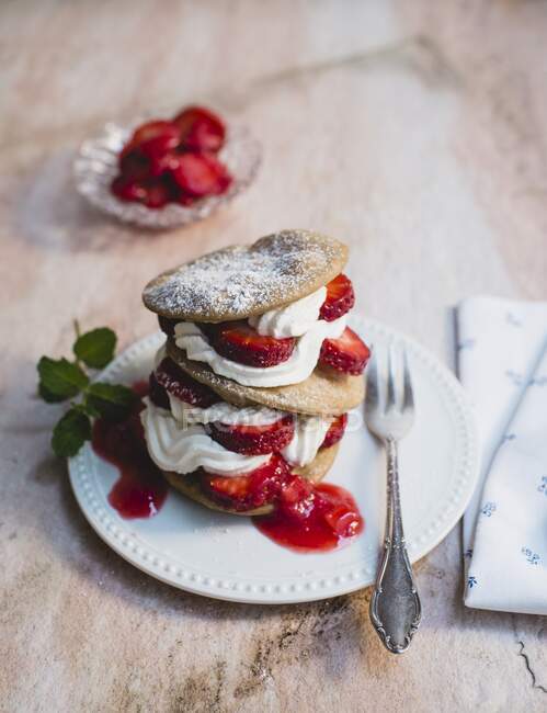 Doughnuts with strawberries and cream — Stock Photo