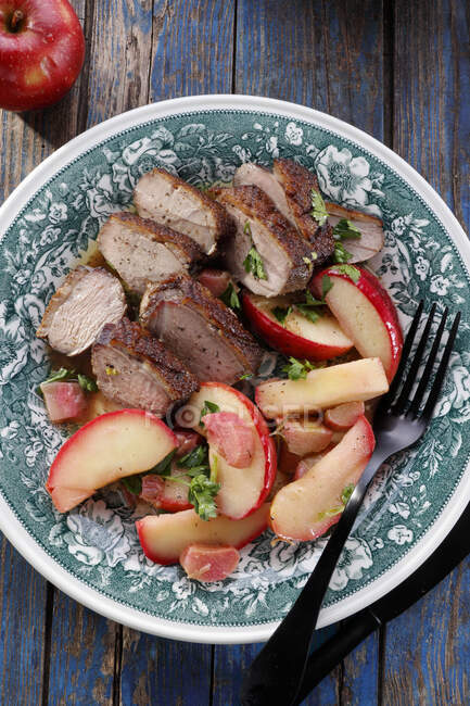 Duck breast with apples and rhubarb — Stock Photo