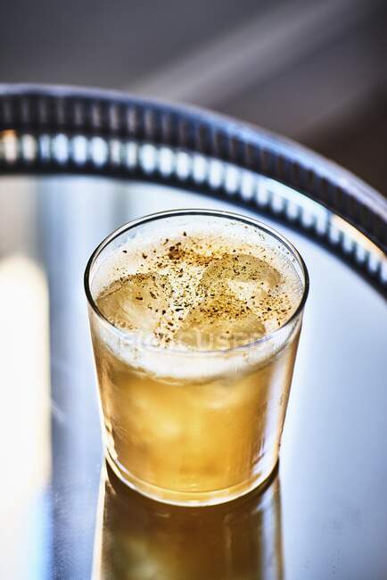 Silberkönigin-Cocktail mit Gin und Bienenpollen auf Silbertablett — Stockfoto