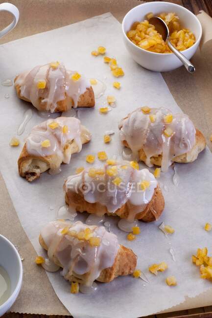 Croissants preenchidos com geléia e laranja cristalizada — Fotografia de Stock