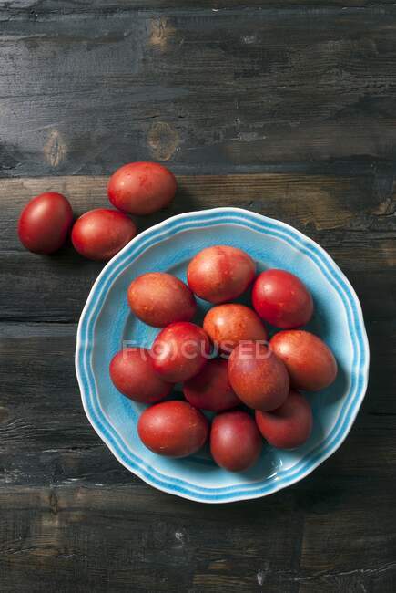 Close-up shot of delicious Red Greek Easter eggs on a plate — Stock Photo