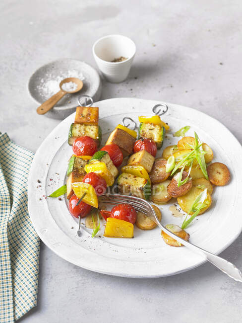 Grilled tofu kebabs with zucchini and cherry tomatoes — Stock Photo