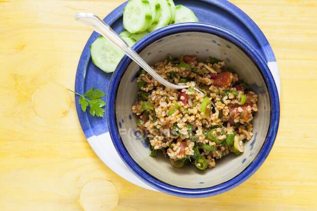 Bulgur wheat salad with onions, tomatoes, mint and pomegranate syrup — Stock Photo