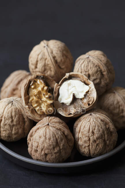 Walnuts, whole and broken open — Stock Photo