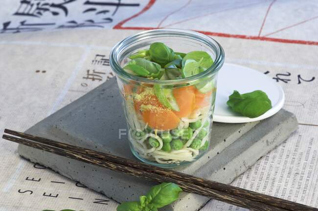 Ingredientes para sopa de macarrão asiático com legumes em camadas em um copo — Fotografia de Stock