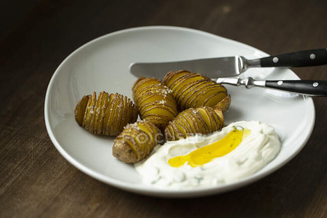 Hasselback potatoes with quark and flax seed oil from the Spreewald — Stock Photo