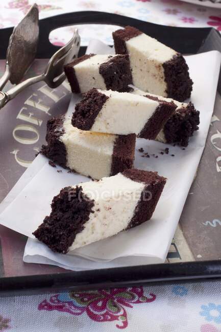 Gâteau au fromage en couches avec chocolat — Photo de stock