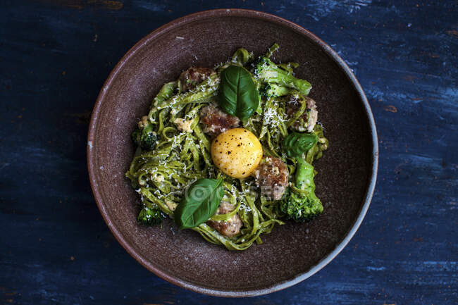 Tagliatelle with meatballs, pesto, broccoli and basil — Stock Photo