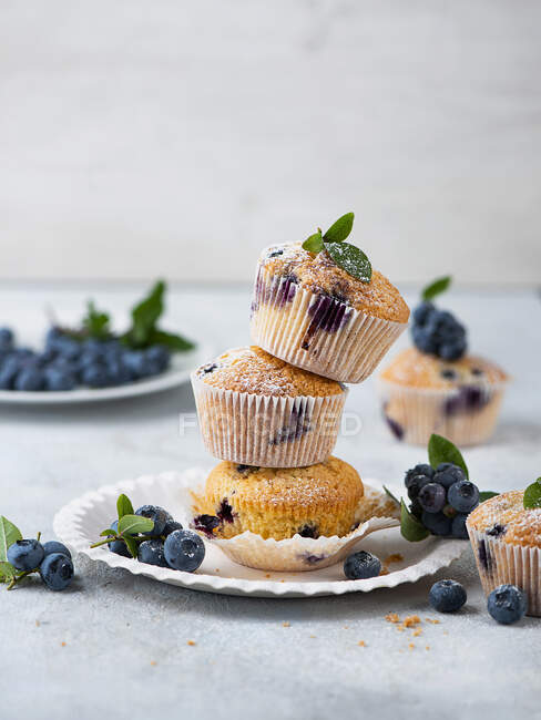 Muffins de mirtilo com bagas frescas — Fotografia de Stock