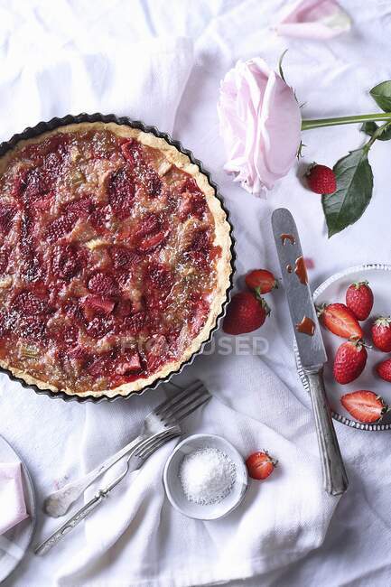 Glutenfreie Erdbeer- und Rhabarbertorte — Stockfoto