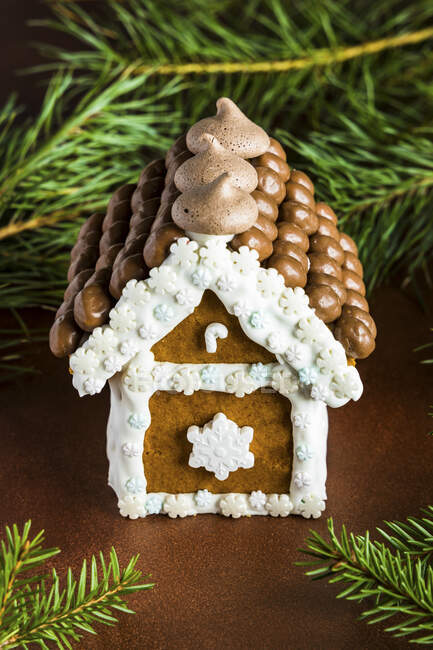 Christmas gingerbread house decorated with candies and royal icing — Stock Photo