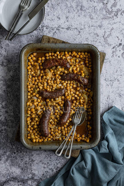 Sausage and Chickpea One Pan Bake — Stock Photo