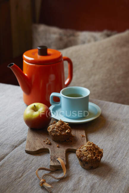 Apple crumble muffins with tea — Stock Photo