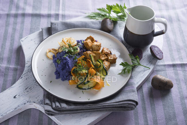 Веганська фіолетова картопляне пюре з кабачково-морквяними овочами та тофу — стокове фото