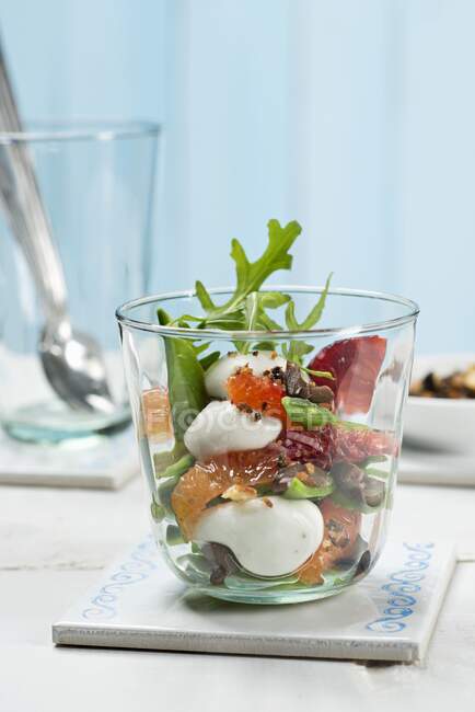 Ravióli de iogurte com salada de ervilha de açúcar — Fotografia de Stock