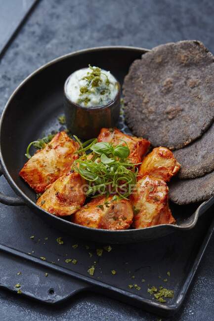 Spicy chicken pieces with flatbread — Stock Photo