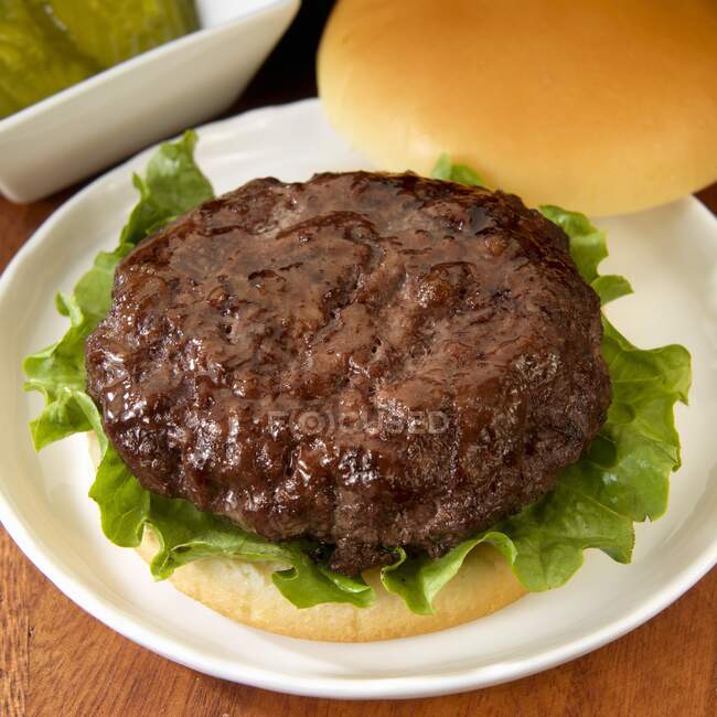 Primer plano de deliciosa hamburguesa con lechuga - foto de stock
