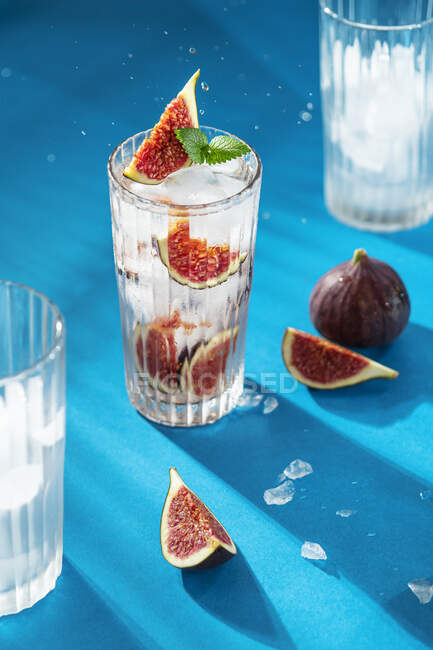 Fresh fig cocktail with mint — Stock Photo