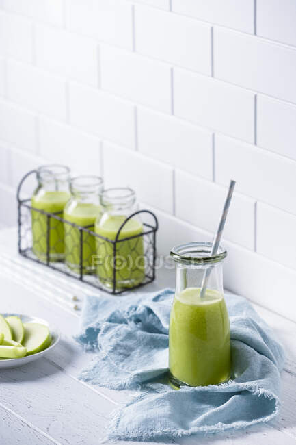Apple, cucumber and celery smoothie — Stock Photo