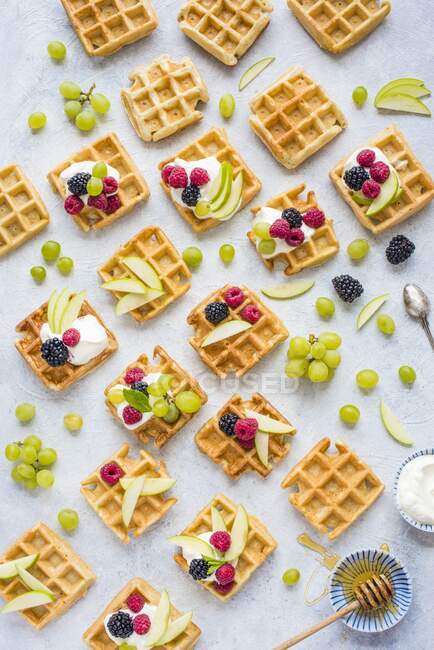 Waffles topped with fresh fruit — Stock Photo