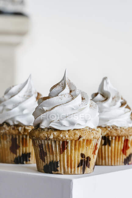 Cupcake alla mandorla alla cannella con crema di meringa svizzera glassa — Foto stock