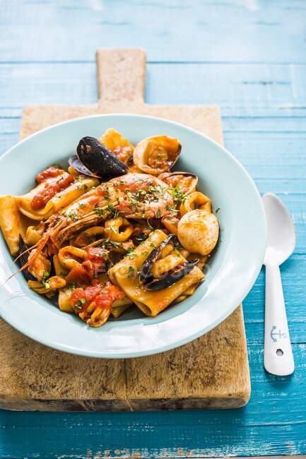Pasta allo scoglio with tomato sauce and seafood — Stock Photo