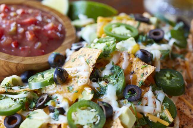Nachos with cheese, jalapenos, black olives and salsa (Mexico) — Stock Photo