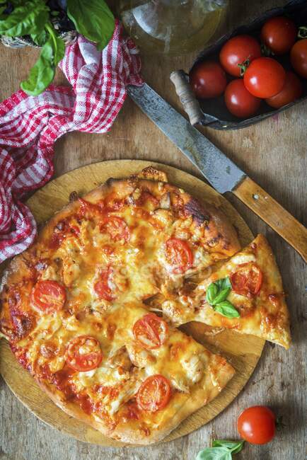 Pizza tomate basilic, vue sur le dessus — Photo de stock