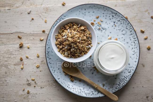 Granola com vista de perto do iogurte — Fotografia de Stock