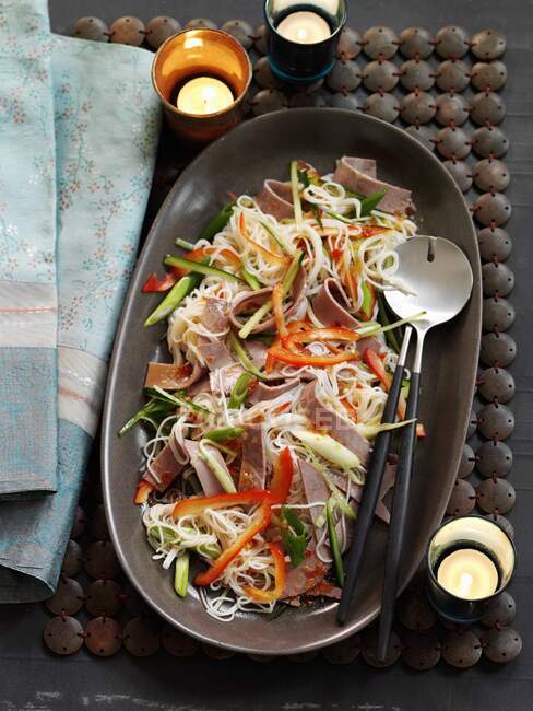 Warm beef and rice noodles salad with red and green pepper — Stock Photo