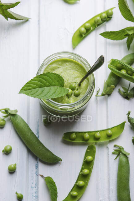 Pea and mint pesto — Stock Photo