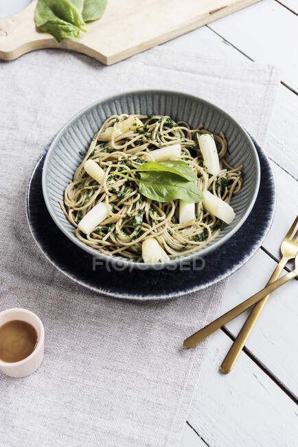 Vegan spelt spaghetti with white asparagus and spinach sauce — Stock Photo
