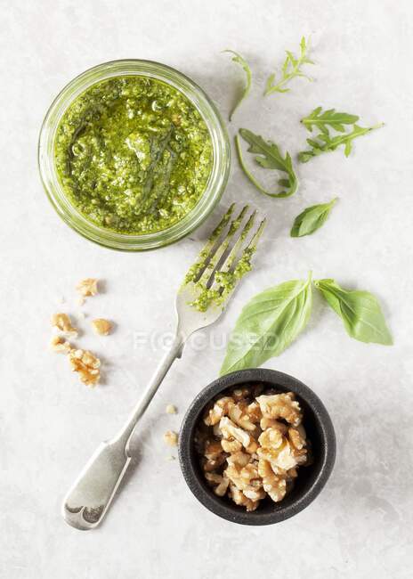 Pesto di basilico e rucola con noci — Foto stock