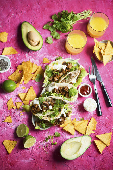 Tacos mit pikanter Rindfleisch-Koriander-Knoblauchsauce — Stockfoto