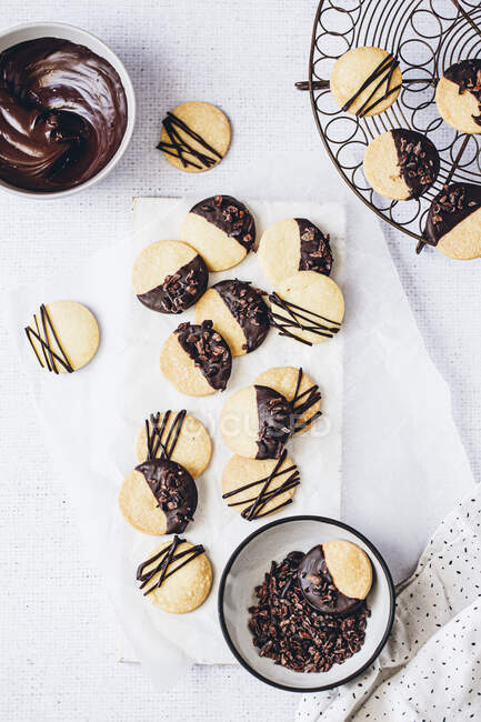 Bolinhos de biscoito mergulhados em chocolate — Fotografia de Stock