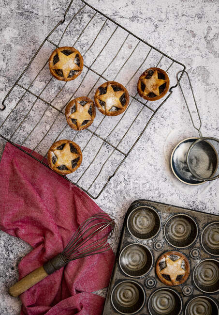 Weihnachten Mince Pies mit Sterngebäck Dekoration — Stockfoto