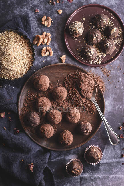 Primer plano de deliciosas trufas de chocolate - foto de stock