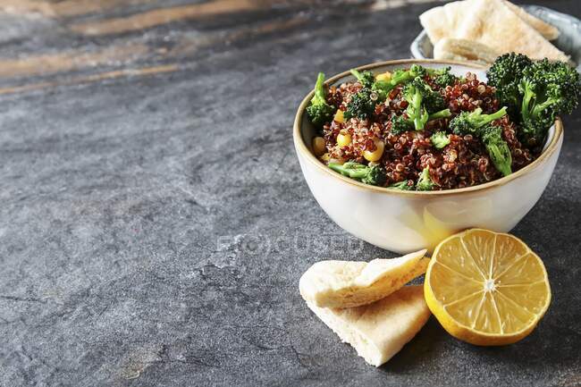 Salada de quinoa com brócolis e milho com pão pitta — Fotografia de Stock
