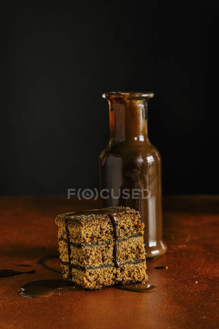 Шматочок медового пряника та шоколадного соусу — стокове фото