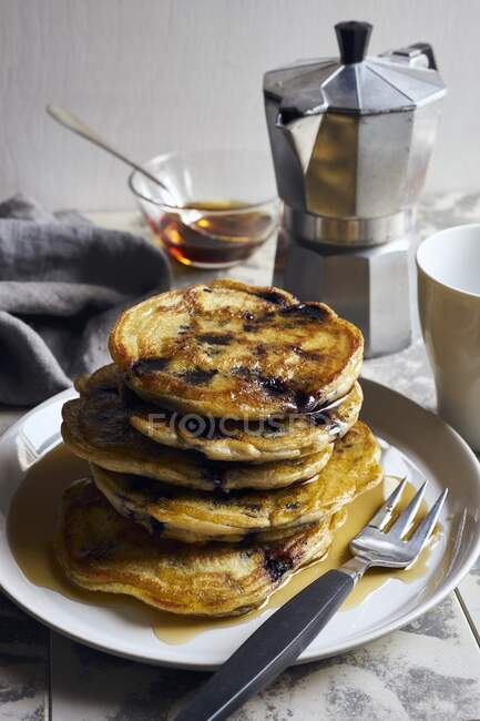 Una pila di pancake ai mirtilli con sciroppo d'acero — Foto stock
