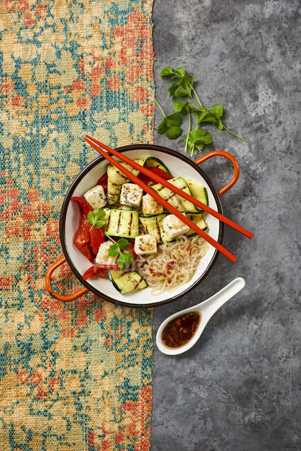 Char-grilled Tofu Noodle Bowl — Stock Photo