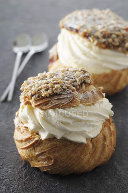 Choux Craquelin (profiteroles with a crumb crust, France) — Stock Photo