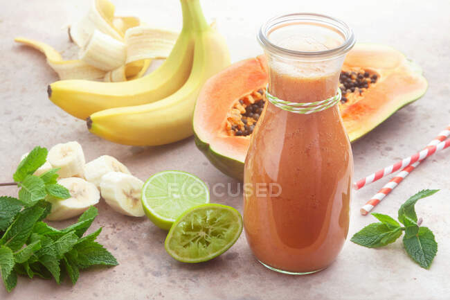 A papaya and lime smoothie — Stock Photo