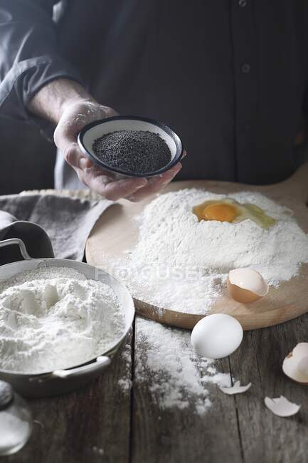 Uma pessoa fazendo massa de bolo — Fotografia de Stock