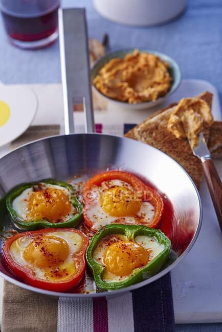 Peppers filled with fried eggs — Stock Photo