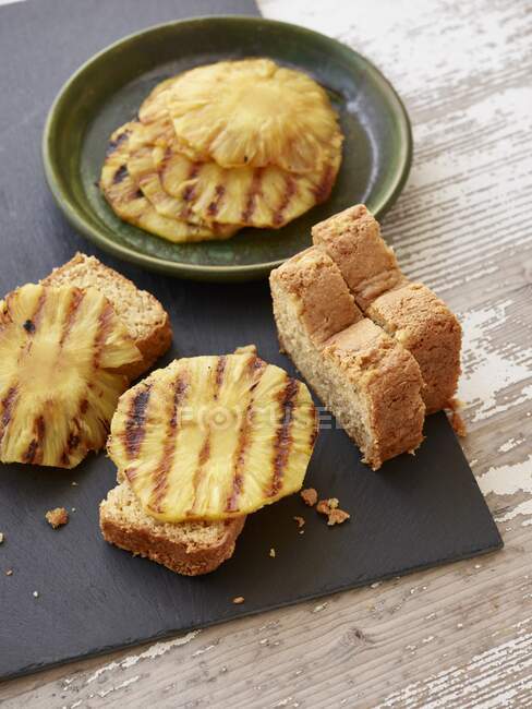 Sliced guava cake and grilled pineapple slices — Stock Photo