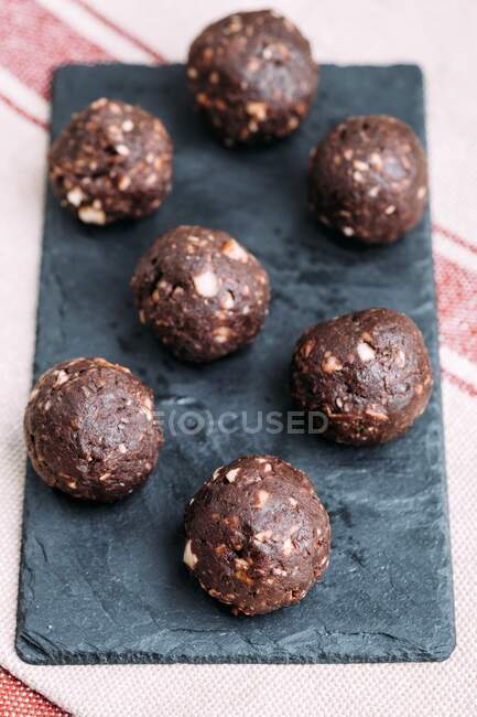 Schokoladenbällchen mit Haselnüssen und Kakao — Stockfoto