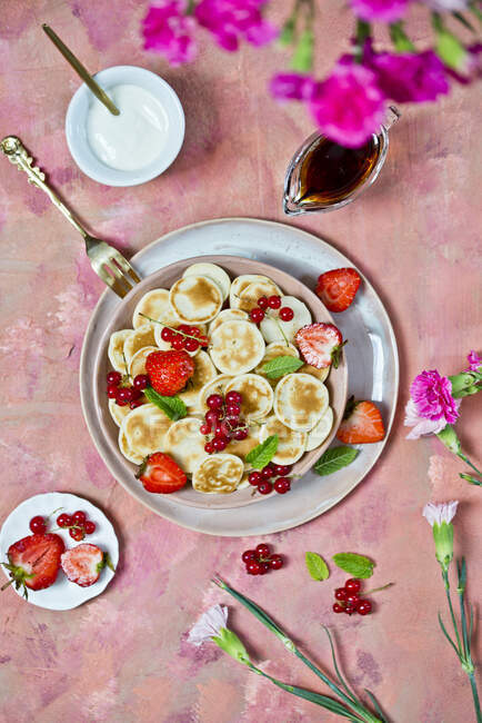 Mini pancakes with summer berries — Stock Photo