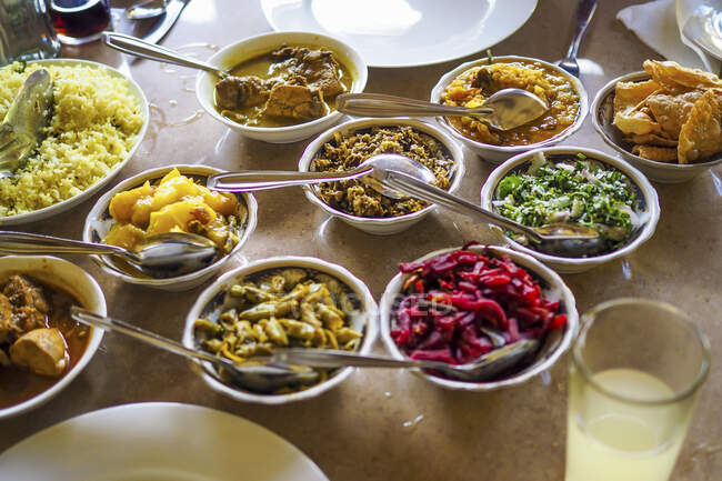 Divers plats dans des bols (Sri Lanka) — Photo de stock