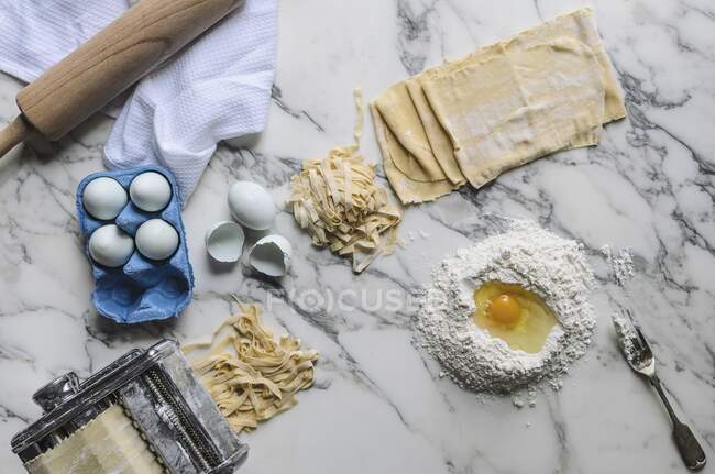 Ingredients and kitchen utensils for homemade pasta — Photo de stock